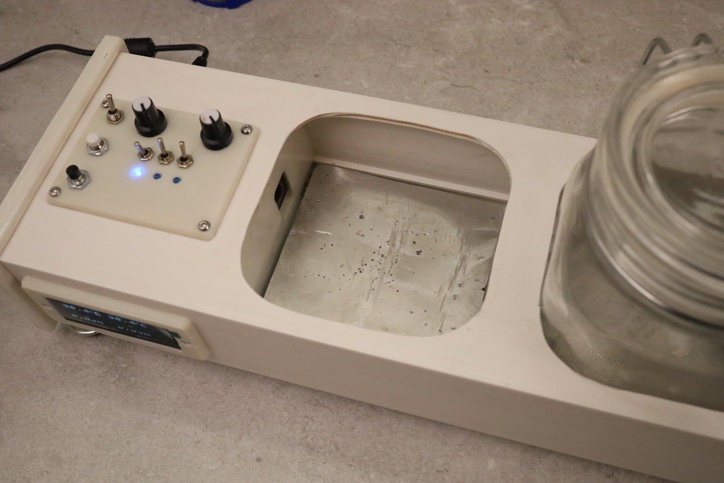 Integrated heating plate in the heating and drying station for more effecient watch cleaning